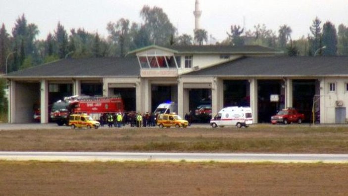 Adana Havalimanı'nda piste inen uçağın önüne çıkan kaçak göçmenler, sınır dışı ediliyor -4