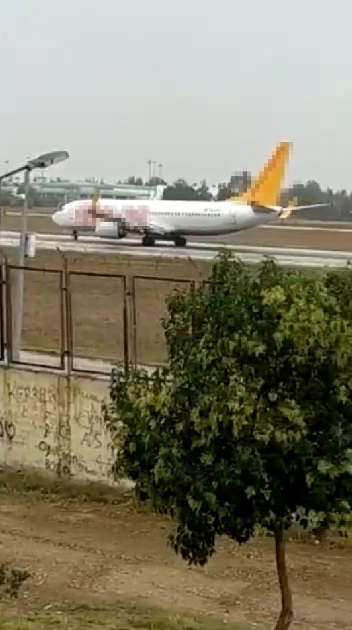 Adana Havalimanı'nda piste inen uçağın önüne çıkan kaçak göçmenler, sınır dışı ediliyor -1