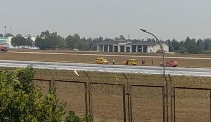 Adana Havalimanı'nda piste inen uçağın önüne çıkan kaçak göçmenler, sınır dışı ediliyor -7