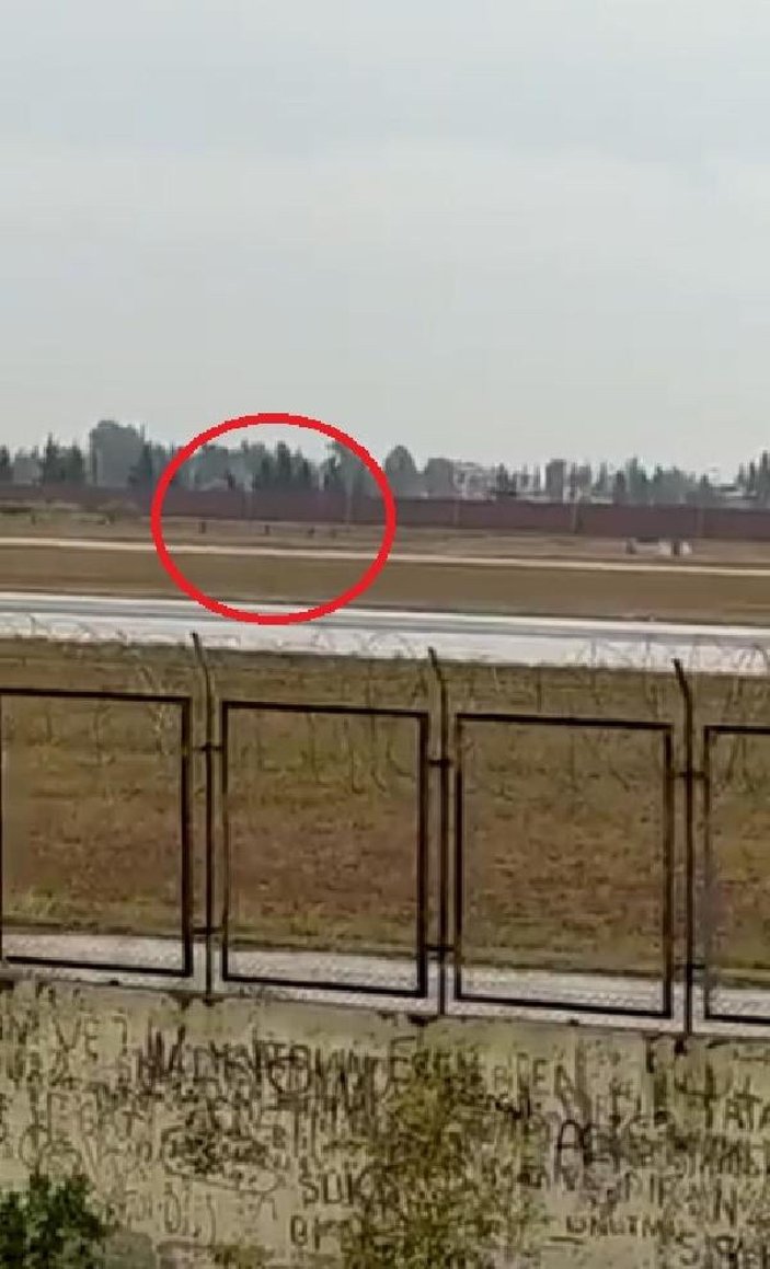 Adana Havalimanı'nda piste inen uçağın önüne çıkan kaçak göçmenler, sınır dışı ediliyor -2