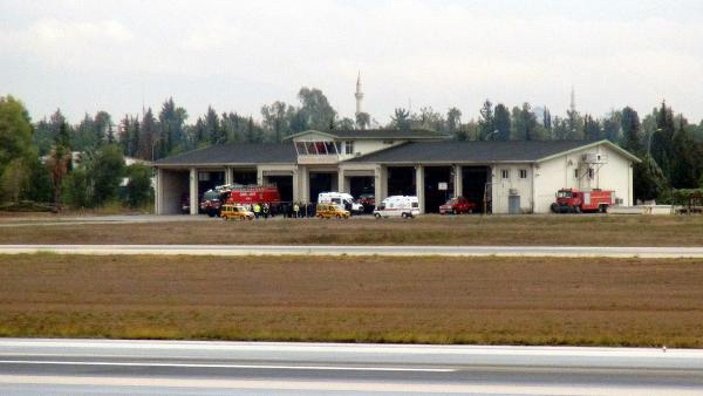 Adana Havalimanı'nda piste inen uçağın önüne çıkan kaçak göçmenler, sınır dışı ediliyor -5