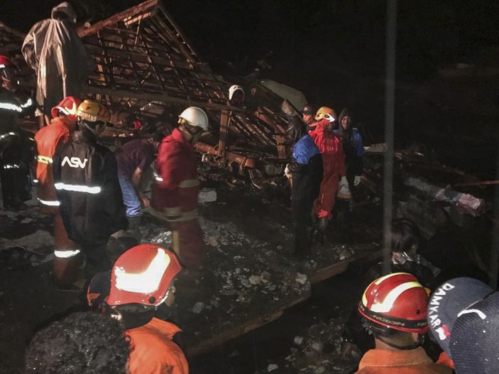 Endonezya’da sel felaketi: 11 kişi kayıp -1