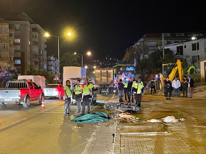 Alanya'da hafriyat kamyonunun çarptığı motosikletli öldü -4