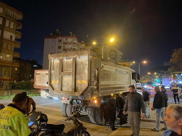 Alanya'da hafriyat kamyonunun çarptığı motosikletli öldü -1