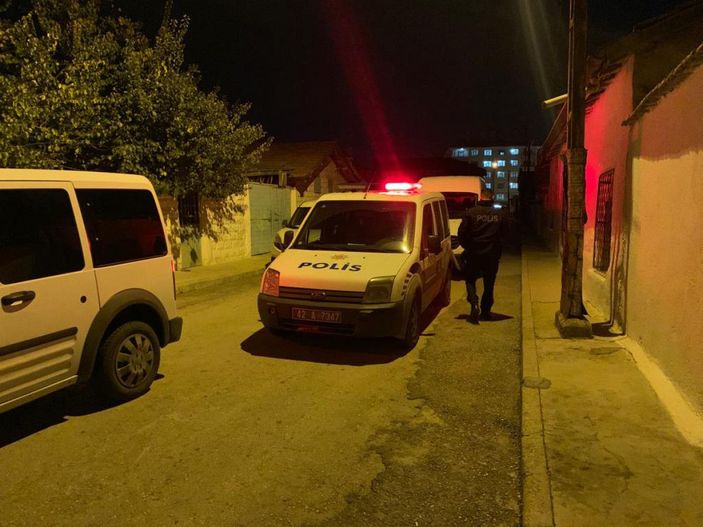 Husumetlisi tarafından evinde başından vuruldu -1