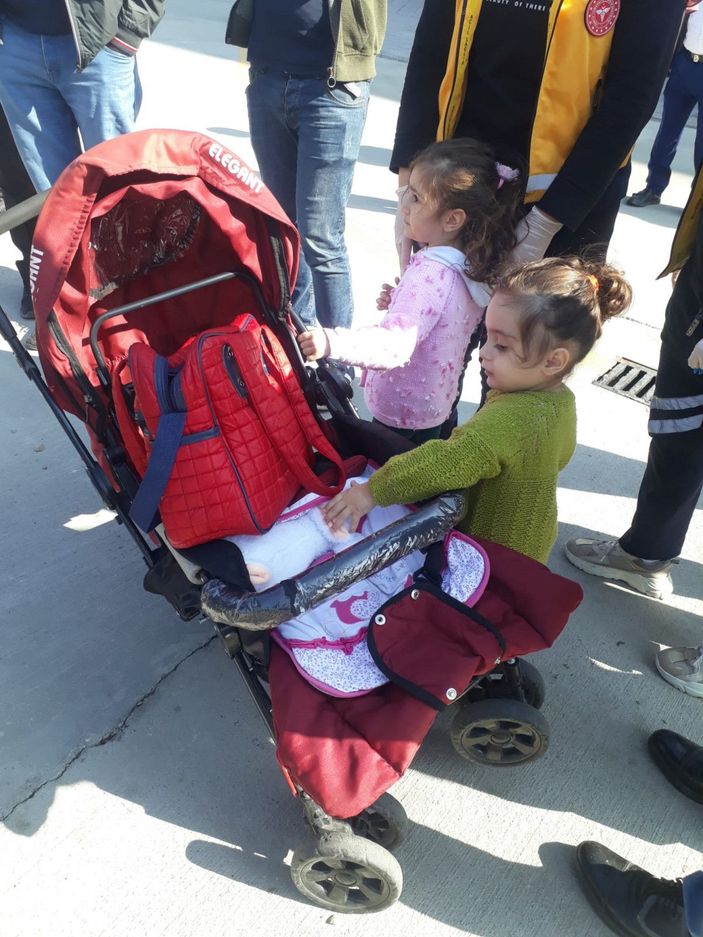 Kazada ölen hamile kadın, araç çarpmadan önce bebek arabasındaki kızlarını kurtarmış -3