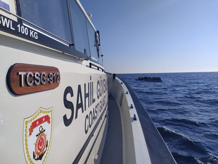 Yunanistan’ın Türk sularına ittiği 89 göçmen kurtarıldı -1