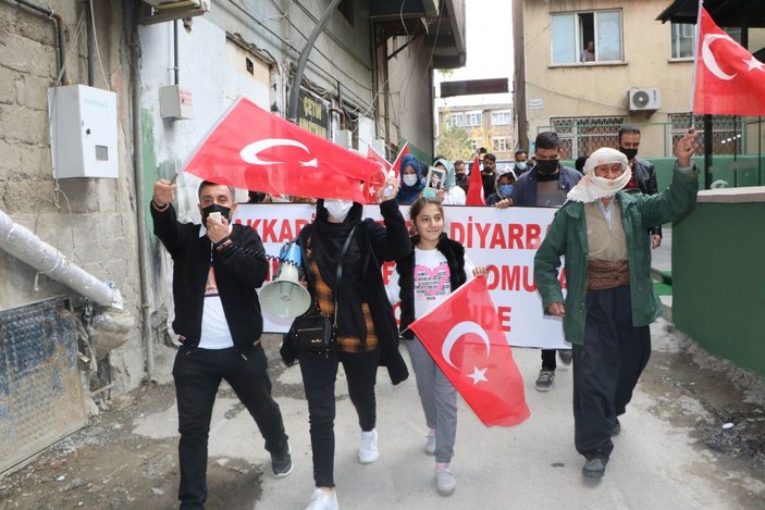 Hakkari'de evlat nöbetindeki ailelerin Diyarbakır'daki kavuşma sevinci -2