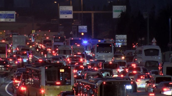 İstanbul'da iş çıkış saatinde trafik yoğunluğu -1