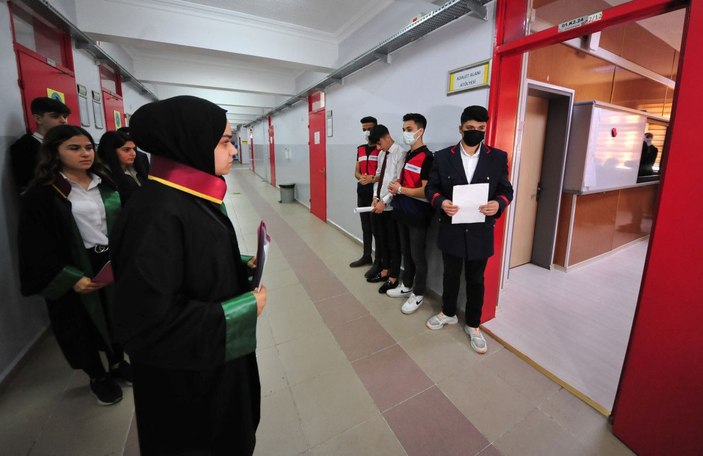 Bursa'da adalet bölümünde okuyan liselilere mahkeme ve cezaevinde uygulamalı eğitim