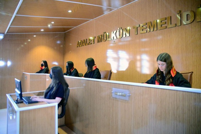Bursa'da adalet bölümünde okuyan liselilere mahkeme ve cezaevinde uygulamalı eğitim