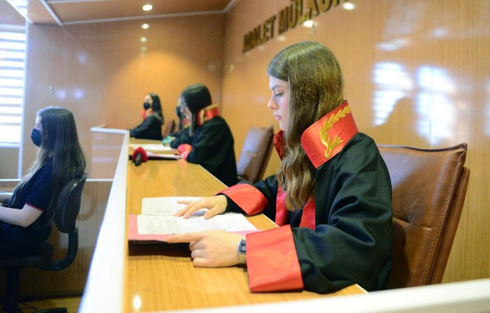Bursa'da adalet bölümünde okuyan liselilere mahkeme ve cezaevinde uygulamalı eğitim