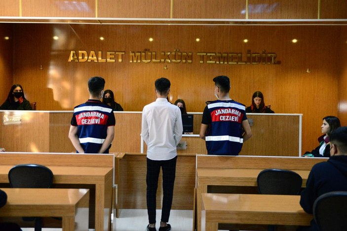 Bursa'da adalet bölümünde okuyan liselilere mahkeme ve cezaevinde uygulamalı eğitim