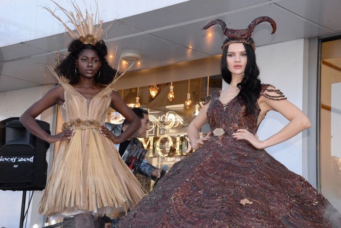 Doğaya dikkat çekmek için keçiboynuzundan gelinlik tasarladı -1