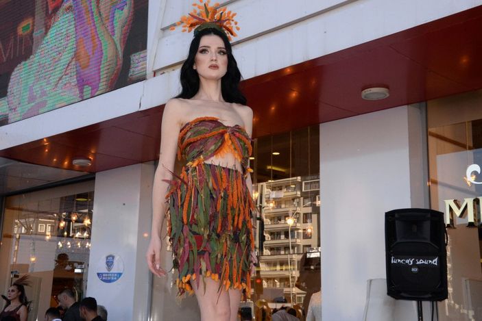 Doğaya dikkat çekmek için keçiboynuzundan gelinlik tasarladı -10