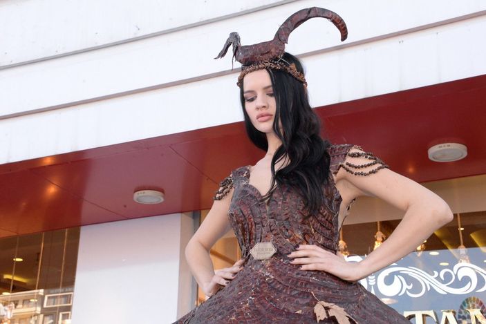 Doğaya dikkat çekmek için keçiboynuzundan gelinlik tasarladı -2