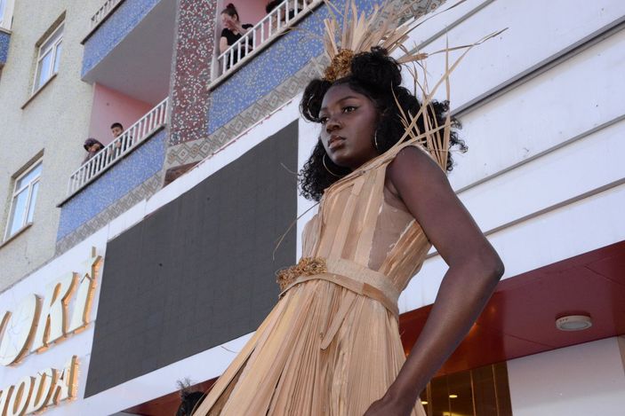 Doğaya dikkat çekmek için keçiboynuzundan gelinlik tasarladı -7