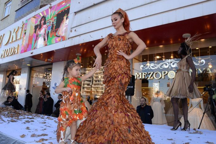 Doğaya dikkat çekmek için keçiboynuzundan gelinlik tasarladı -8