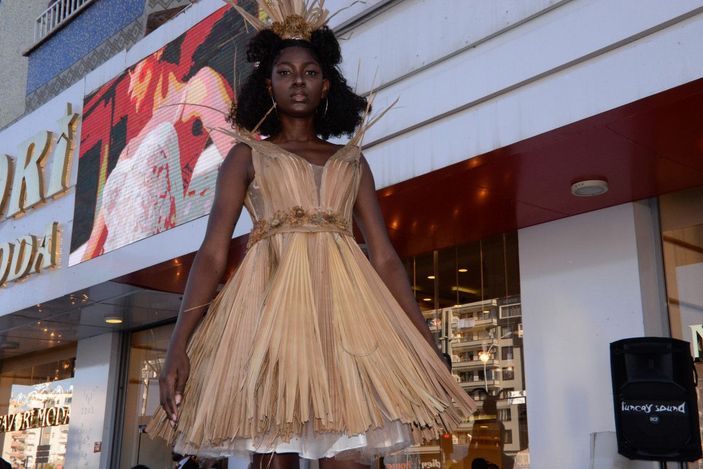 Doğaya dikkat çekmek için keçiboynuzundan gelinlik tasarladı -6