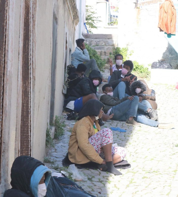 Foça açıklarında 52 düzensiz göçmen kurtarıldı -4