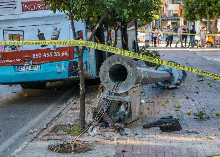 Freni boşalan otobüs 2 araca çarpıp, mobese ve elektrik direğini devirdi -6