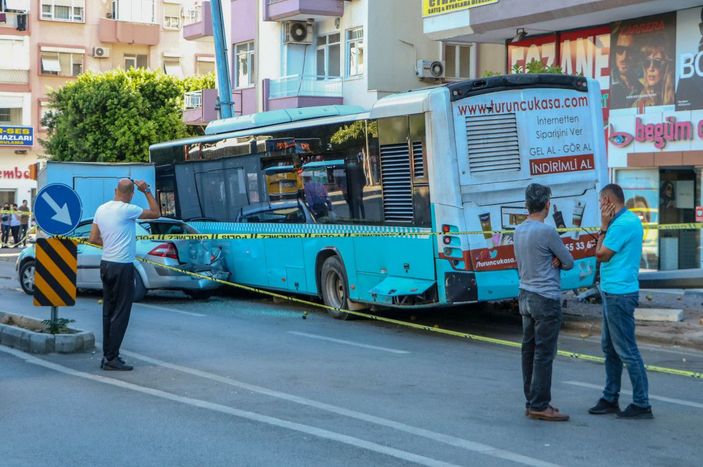 Freni boşalan otobüs 2 araca çarpıp, mobese ve elektrik direğini devirdi -2