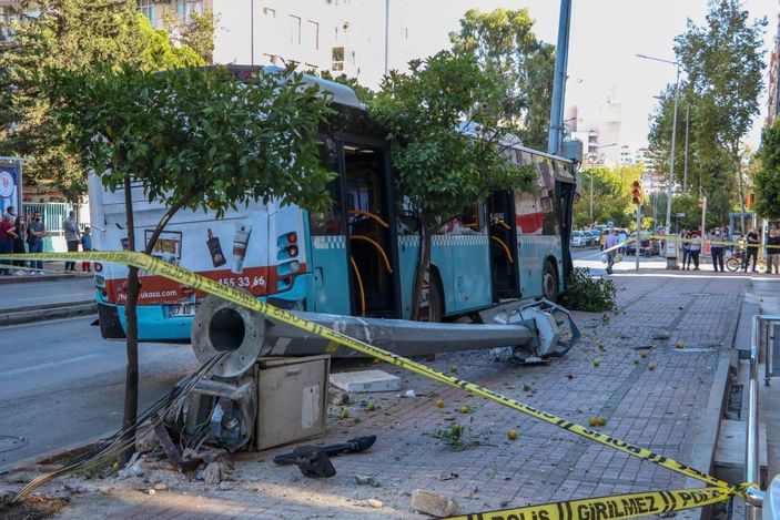Freni boşalan otobüs 2 araca çarpıp, mobese ve elektrik direğini devirdi -7
