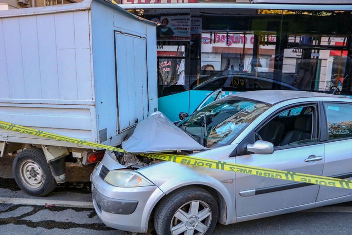 Freni boşalan otobüs 2 araca çarpıp, mobese ve elektrik direğini devirdi -5