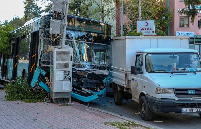 Freni boşalan otobüs 2 araca çarpıp, mobese ve elektrik direğini devirdi -3