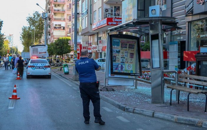 Freni boşalan otobüs 2 araca çarpıp, mobese ve elektrik direğini devirdi -4