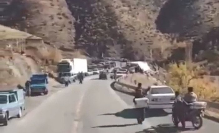 İran'da kaza yapan Türk TIR'ı yağmalandı; o anlar kamerada -1