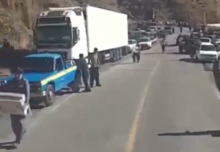 İran'da kaza yapan Türk TIR'ı yağmalandı; o anlar kamerada -3