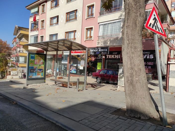 Garson, otobüs durağında silahlı saldırıda öldürüldü -1