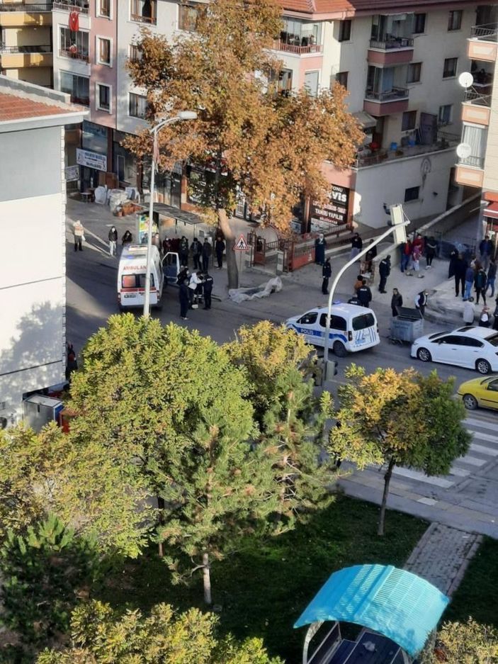 Garson, otobüs durağında silahlı saldırıda öldürüldü -2