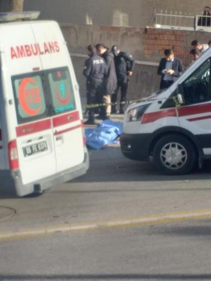 Garson, otobüs durağında silahlı saldırıda öldürüldü -3