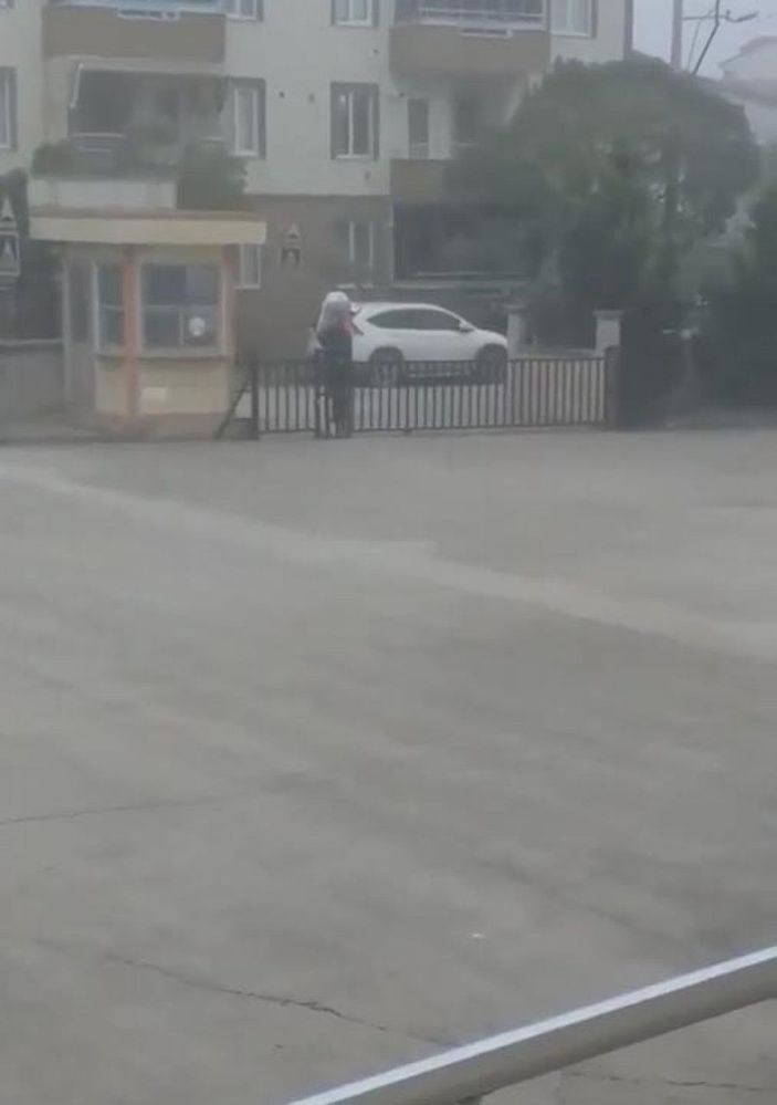 İstiklal Marşı okunurken omzundaki yükle saygı duruşunda bulundu -1