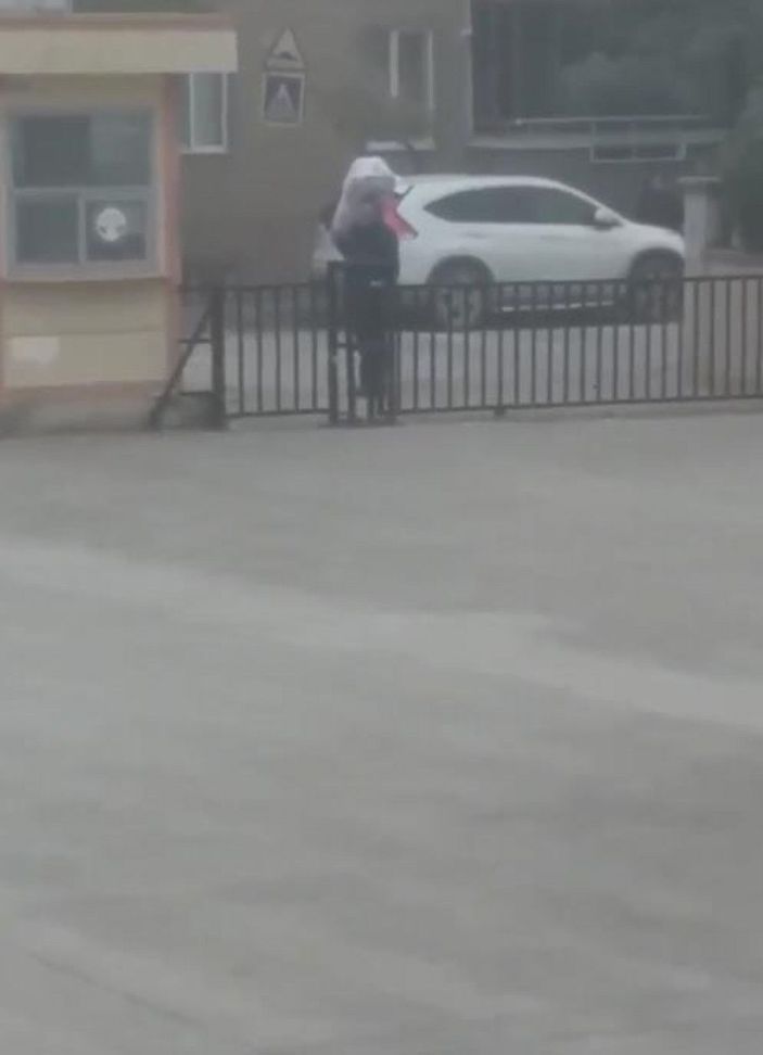 İstiklal Marşı okunurken omzundaki yükle saygı duruşunda bulundu -2