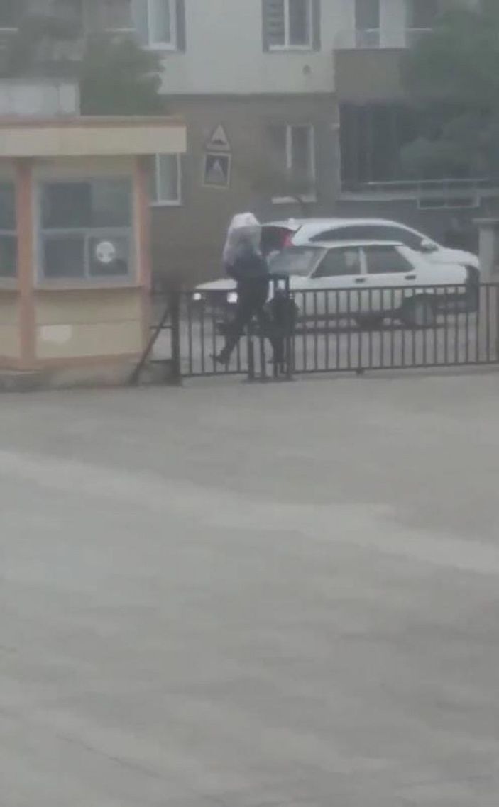 İstiklal Marşı okunurken omzundaki yükle saygı duruşunda bulundu -3