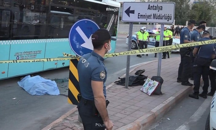 Antalya'da okuldan çıkan Eren'e yaya geçidinde halk otobüsü çarptı