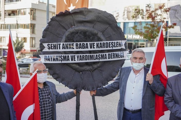 Şehit babalarından İYİ Parti önünde siyah çelenkli basın açıklaması -1