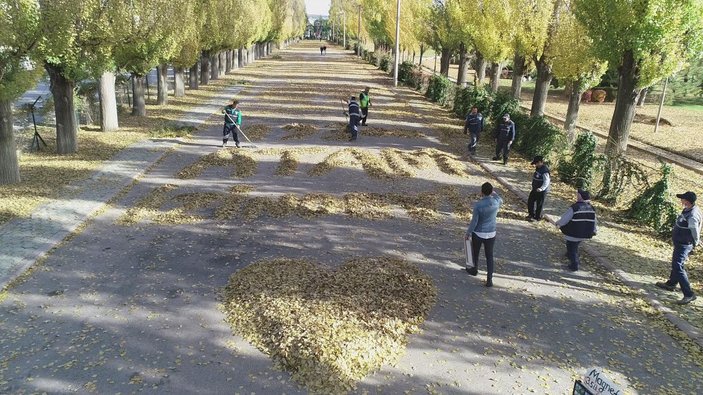 Temizlik işçileri ağaçlardan dökülen yapraklarla 'Atam İzindeyiz' yazdı -6