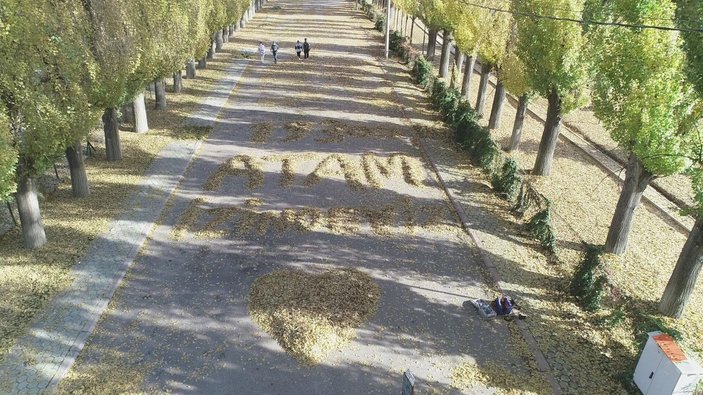 Temizlik işçileri ağaçlardan dökülen yapraklarla 'Atam İzindeyiz' yazdı -5
