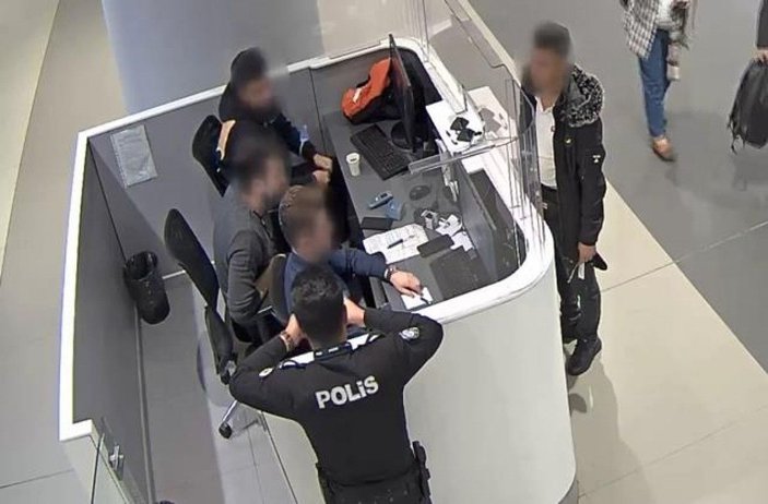 Sahte pasaportla giriş yapmak isterken İstanbul Havalimanı'nda yakalandı -3