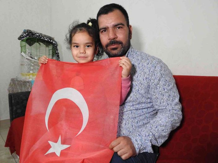 Gaziantep’te bayrak sevgisi kameraya yansıyan kız: Üzerinde şehitlerin kanı var