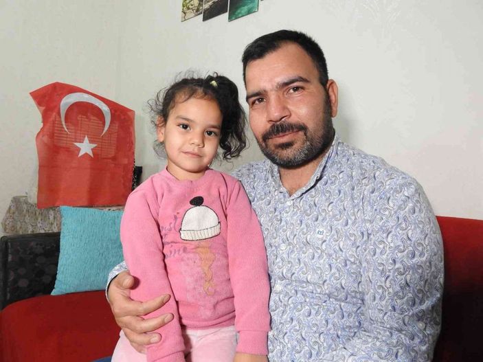 Gaziantep’te bayrak sevgisi kameraya yansıyan kız: Üzerinde şehitlerin kanı var