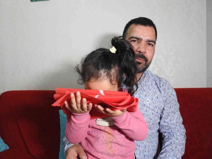 Gaziantep’te bayrak sevgisi kameraya yansıyan kız: Üzerinde şehitlerin kanı var