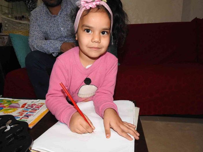 Gaziantep’te bayrak sevgisi kameraya yansıyan kız: Üzerinde şehitlerin kanı var