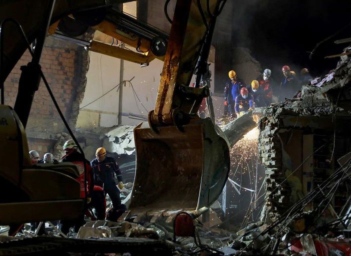 Çöken binada çalışan işçiler: Binanın çürük olduğunu söyledik -9