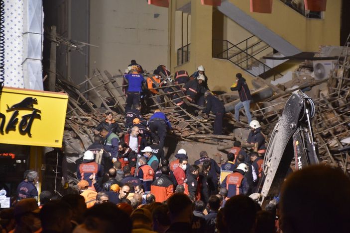 d Çöken binada çalışan işçiler: Binanın çürük olduğunu söyledik -1