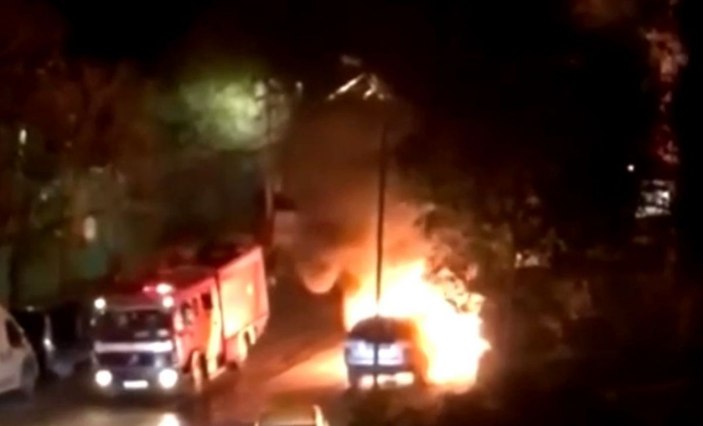 Sarıyer’de seyir halindeki otomobil alev alev yandı -1